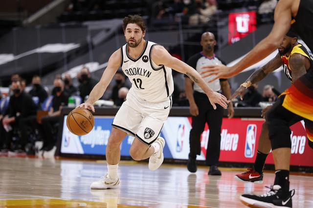 字母哥59+14雄鹿险胜活塞 魔术克步行者4连胜